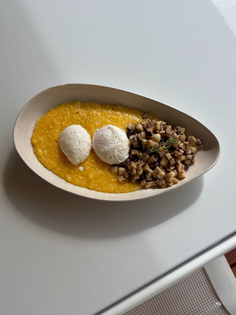 hrubozrnná polenta s pošírovaným vajíčkem a ragú z hříbků