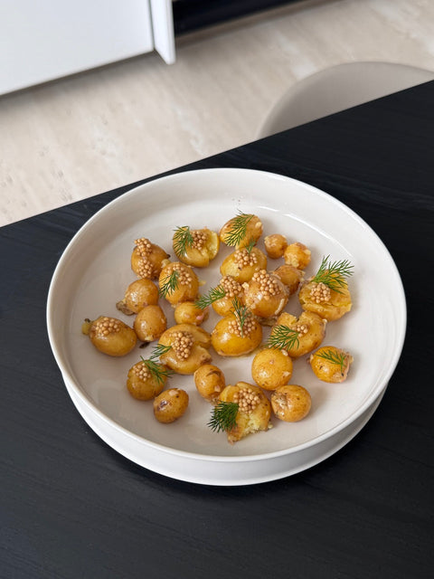 teplý bramborový salátek s hořčičným semínkem a koprem