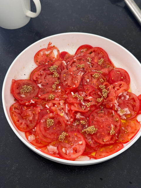 rajčatový salát s nakládaným hořčičným semínkem