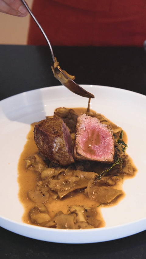 hrubozrnná polenta s pošírovaným vajíčkem a  ragú z hříbků