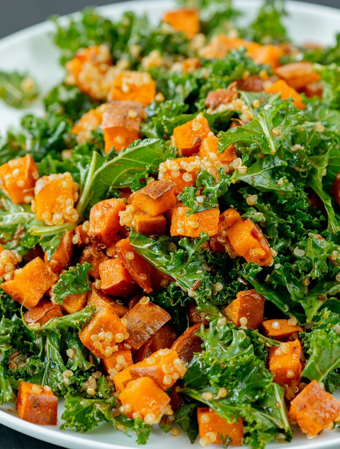 kadeřávkový salát s quinoou a batátami